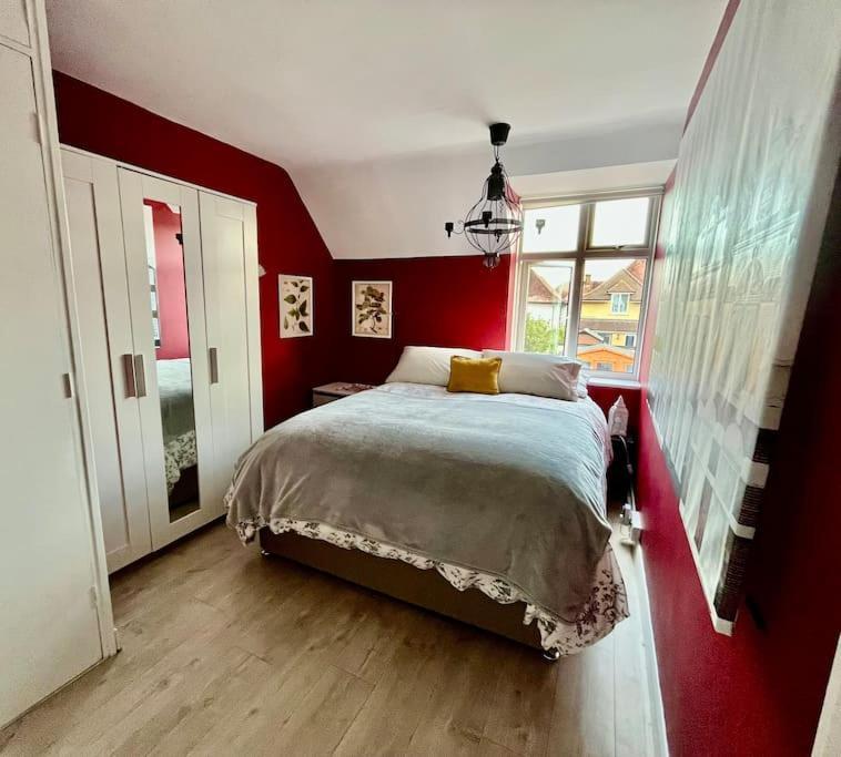 Entire 3 Bed House Weybridge Brooklands, London Villa Byfleet Exterior photo