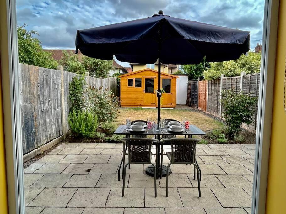 Entire 3 Bed House Weybridge Brooklands, London Villa Byfleet Exterior photo