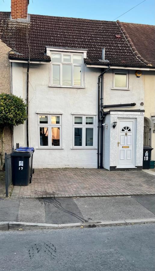 Entire 3 Bed House Weybridge Brooklands, London Villa Byfleet Exterior photo