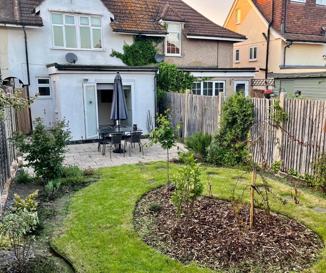 Entire 3 Bed House Weybridge Brooklands, London Villa Byfleet Exterior photo
